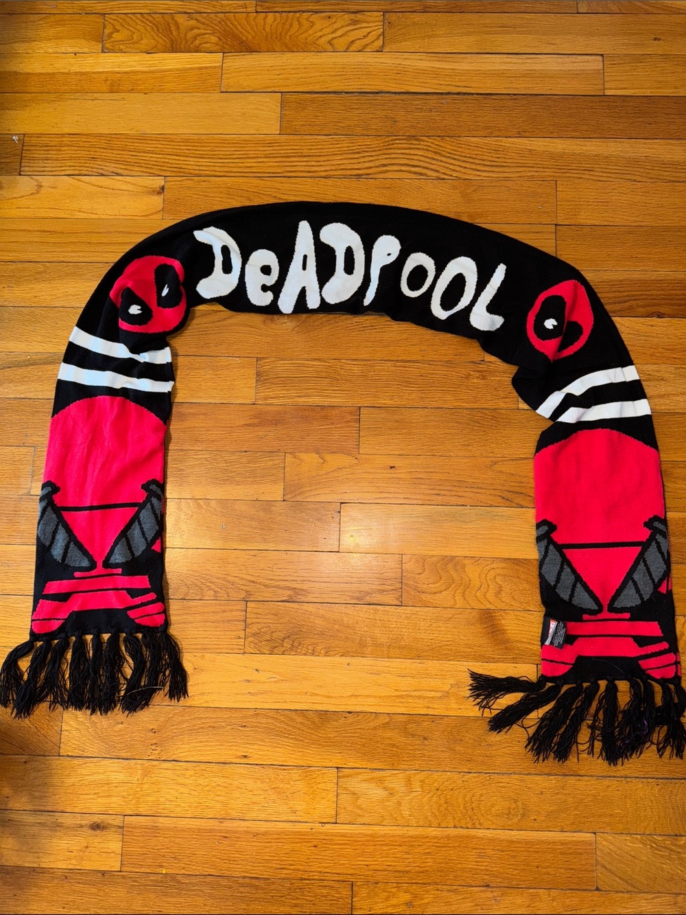 Marvel Deadpool Scarf - Picture 2 of 3